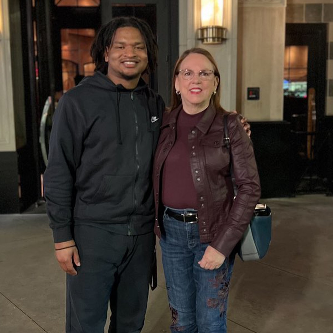 Jamal Hinton & Wanda Dench Hold Up Thanksgiving Custom for seventh Yr Jamal Hinton & Wanda Dench Hold Up Thanksgiving Custom for seventh Yr